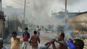  নিয়ন্ত্রণে ৫ ইউনিট টঙ্গীতে ঝুটের গুদামে আগুন